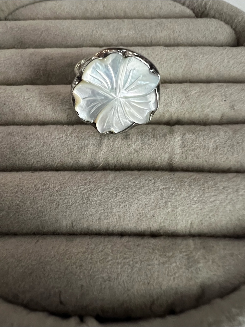 Floral Mother-of-Pearl Ring in Silver